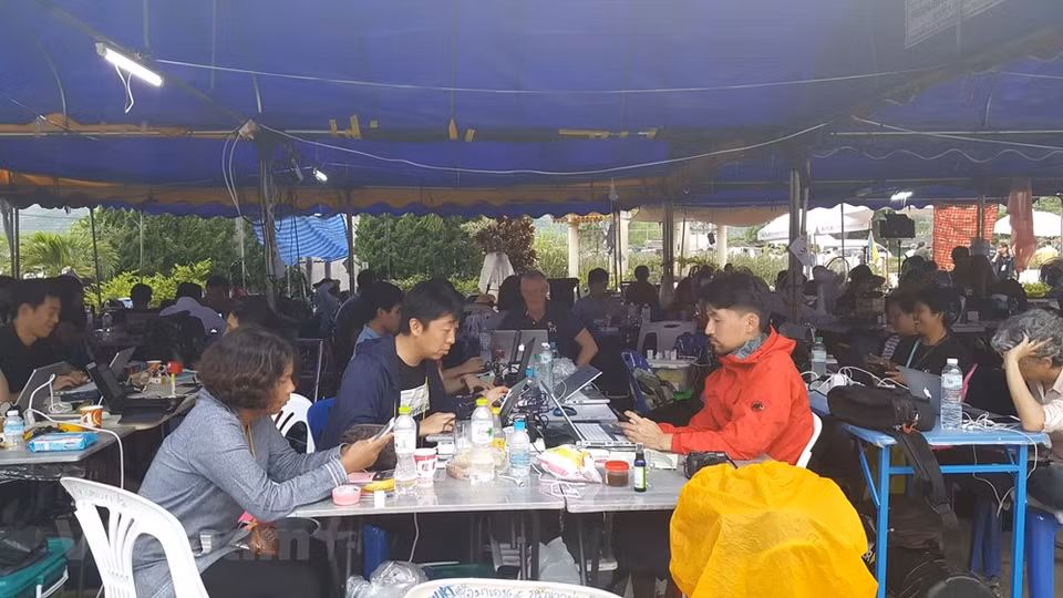 Des journalistes envoyés par de grands journaux du monde sont toujours en permanence sur le lieu de sauvetage. 
