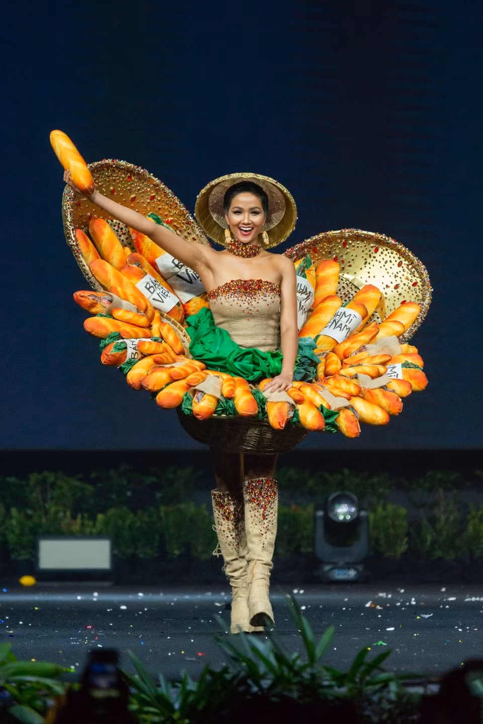 C'est la première fois qu'un aliment vietnamien inspirait le design d’un "costume national"