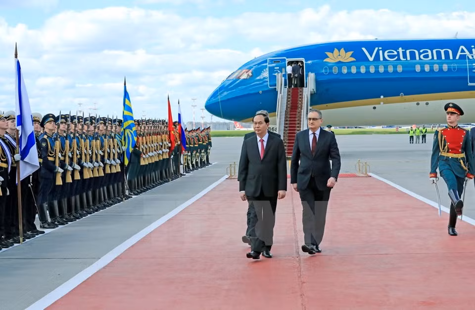 Le président vietnamien Trân Dai Quang (gauche) passe en revue la garde d’honneur. 