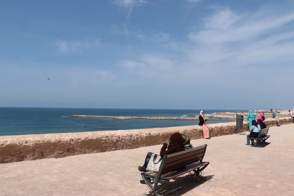 Sur la terrasse des Oudayas, lieu où les touristes peuvent se détendre en jetant un coup d’œil vers l’océan Atlantique.