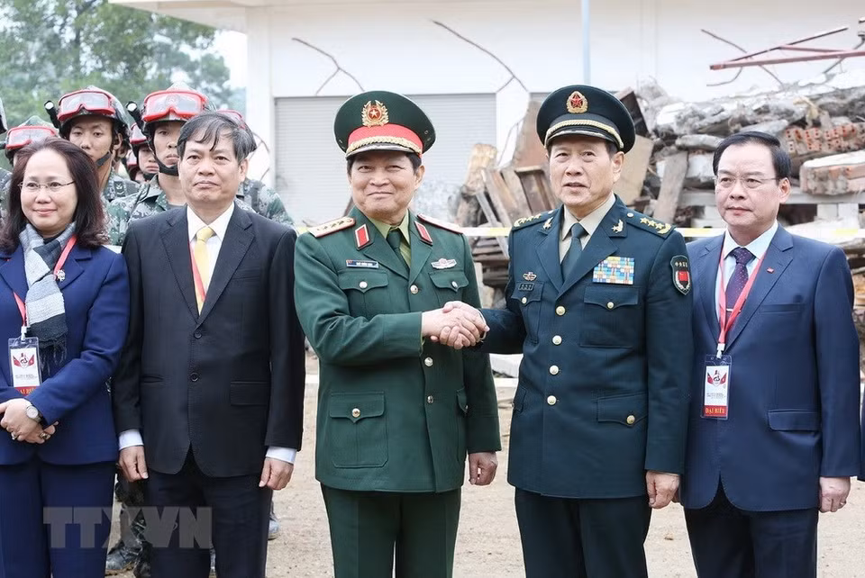 Les ministres vietnamien de la Défense Ngo Xuan Lich (3e de gauche) et chinois Wei Fenghe (2e de droite) ont procédé à l’exercice de secours commun en cas de désastres et d’épidémies dans le district de Phuc Hoa, province vietnamienne de Cao Bang.