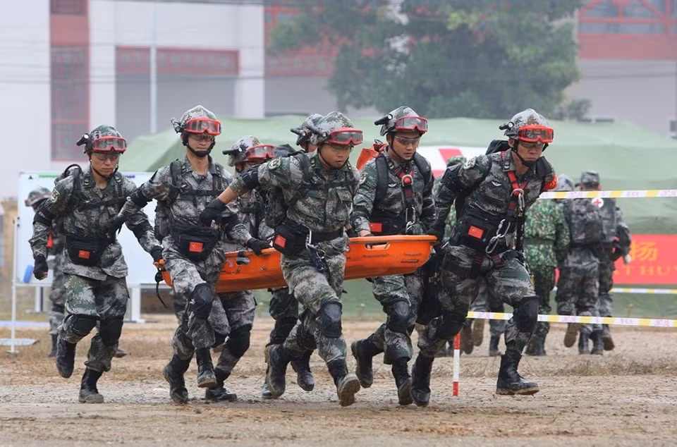 Des soldats chinois participants à l’exercice de secours