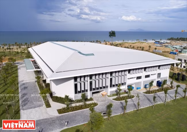 Le 15 octobre 2017, le Premier ministre Nguyen Xuan Phuc a inauguré le Palais des conférences et expositions Ariyana (ADECC), un ouvrage clé au service de la Semaine de haut rang de l’APEC, qui accueillera le Sommet des entreprises de l’APEC.