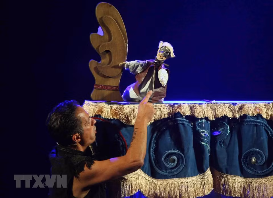 Un numéro de marionnettes de la troupe française. 