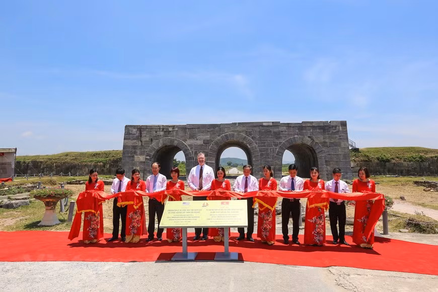 Le même jour, l’ambassadeur américain ont assisté à la cérémonie de lancement du projet de restauration de la porte du Sud de la citadelle de la dynastie des Hô, à Thanh Hoa. 