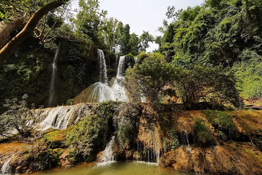 D’une hauteur de 100 mètres, la cascade est divisée en deux chutes, l’une dispose de neuf niveaux et l’autre de trois niveaux.