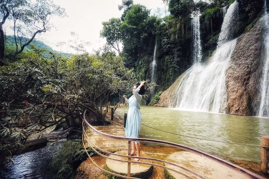 La cascade Dai Yem est une attraction touristique populaire à Moc Chau