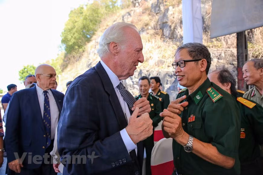 Après 55 ans, des vétérans vietnamiens et américains se sont à nouveau réunis pour refermer le passé et s’orienter vers un meilleur avenir. 