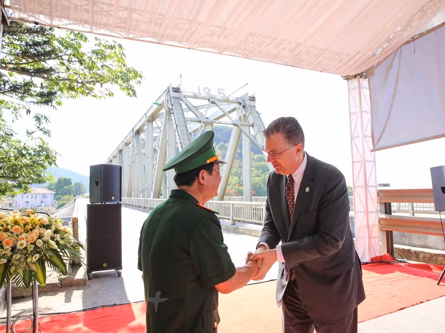 Le 29 juin, l’ambassadeur des États-Unis au Vietnam, Daniel J. Kritenbrink et des vétérans américains sont allés rencontrer des vétérans vietnamiens sur le pont Ham Rong, dans la province de Thanh Hoa.