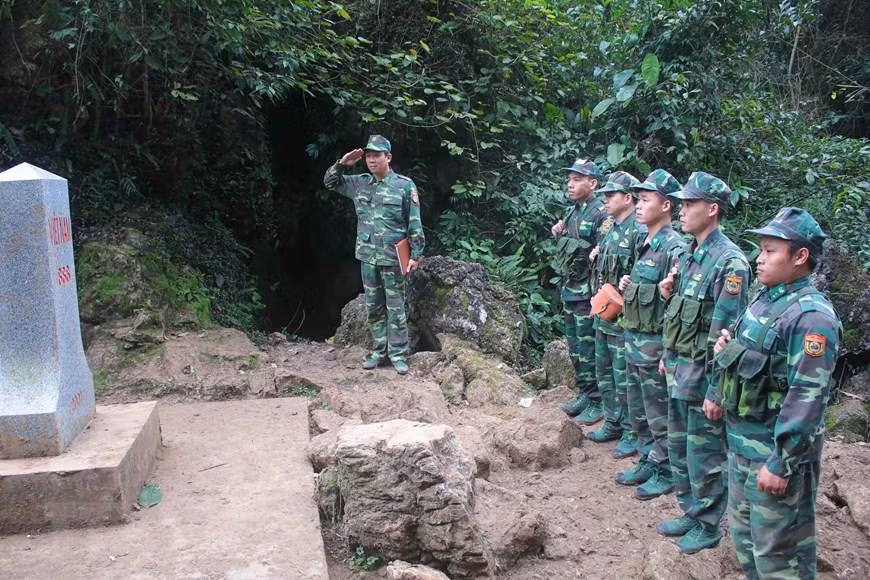 Des soldats de la garde-frontière de Cao Bang lors d'une cérémonie pour saluer les bornes nationales. Photo: VNA 