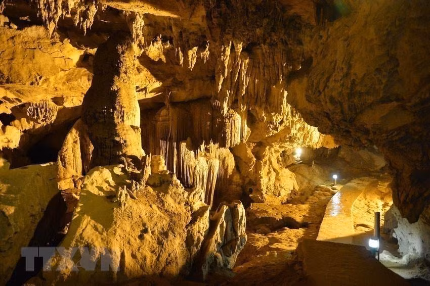 Nguom Ngao, une grotte d’une beauté primitive et mystérieuse. Photo: VNA 