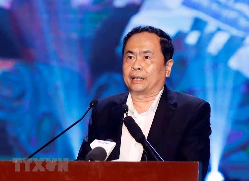 Le secrétaire du Comité central du Parti et président du Comité central du Front de la Patrie du Vietnam (FPV), Trân Thanh Mân, prend la parole à l'ouverture du programme. Photo: VNA 