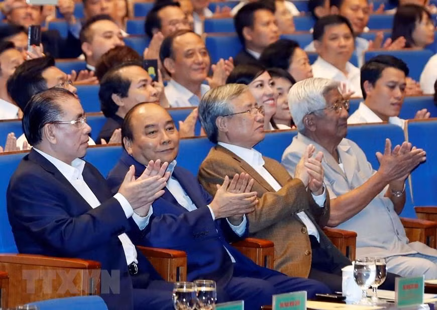 Le Premier ministre Nguyên Xuân Phuc et le membre du Bureau politique et permanent du Secrétariat du Comité central, Trân Quôc Vuong. Photo: VNA 