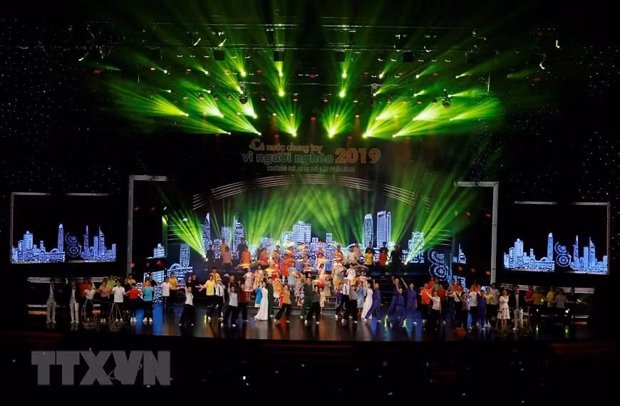 Un spectacle du programme “Ensemble pour les pauvres” 2019 tenu jeudi soir 17 octobre à Hanoi. Photo: VNA 