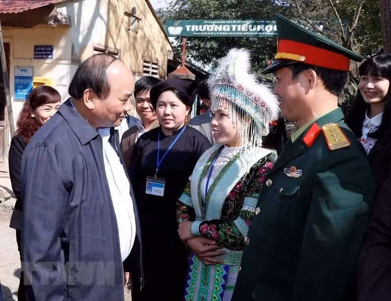 Le Premier ministre Nguyên Xuân Phuc et des habitants de la commune de Ly Bôn, district de Bao Lâm, le 18 janvier 2017. Photo: VNA 