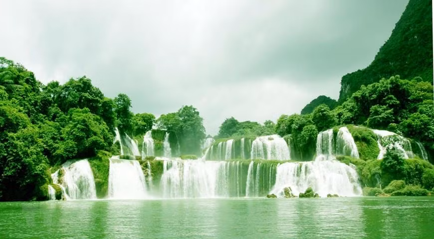 La beauté des chutes d'eau de Ban Giôc. Photo: VNA 