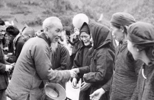 L'Oncle Hô et des habitants du hameau de Pac Bo, le 20 février 1961. Photo: VNA 