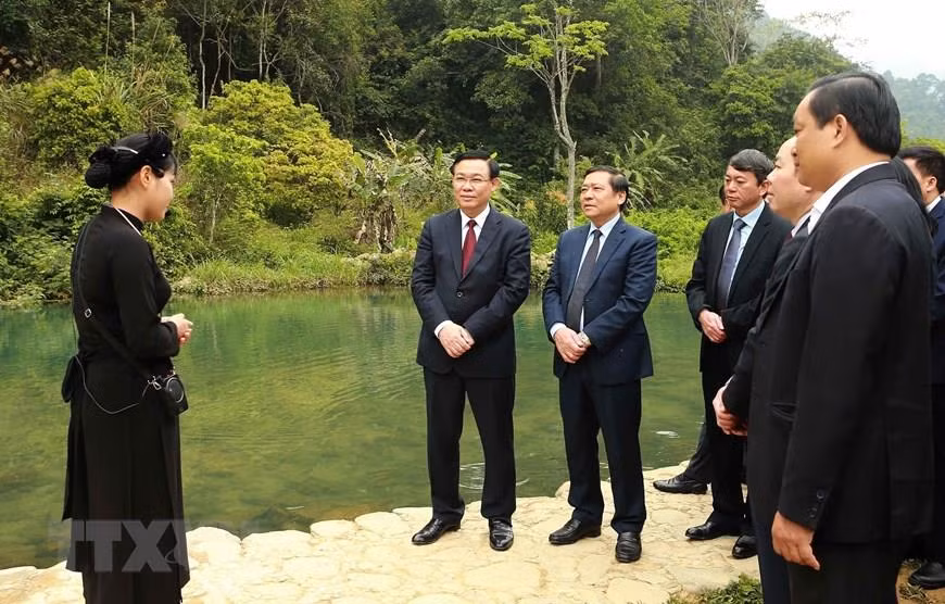 Le vice-Premier ministre Vuong Dinh Huê se rend le 15 mars 2019 au ruisseau Lénine à Pac Bo. Photo: VNA 