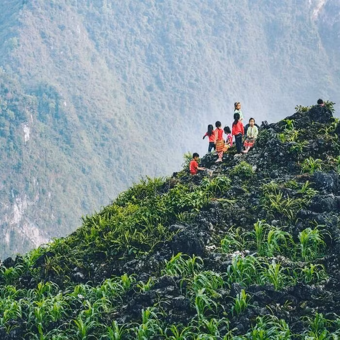 Des enfants dans la région montagneuse.