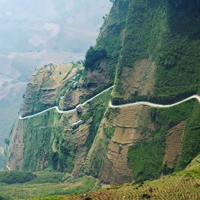 Des cols aventureux traversant les montagnes.