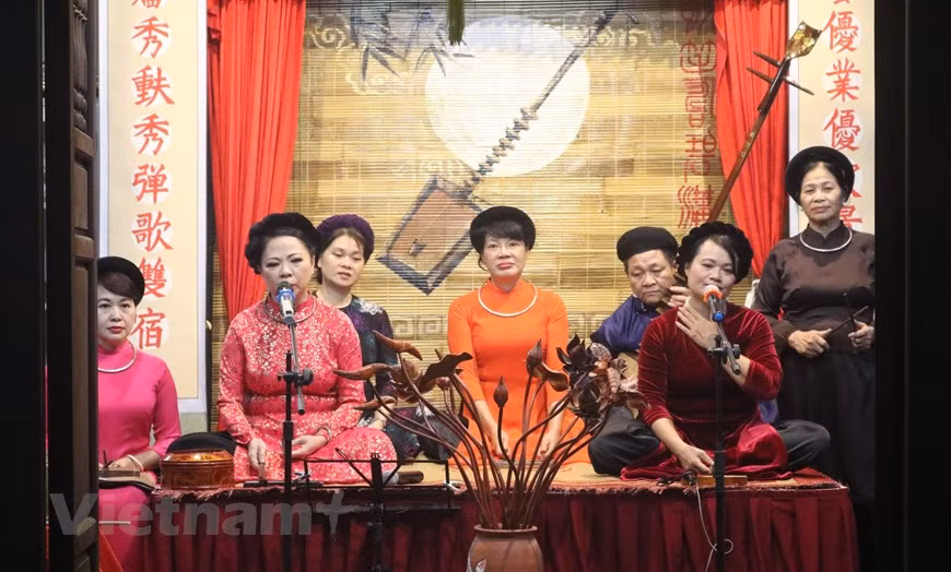 Les représentations régulières ont lieu au club «Bich cau dao quan» tous les samedis soir depuis avril 2018. Photo: Vietnam+
