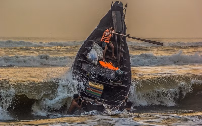 Les conditions de vie des pêcheurs hauturiers, tout le long du Nord au Sud, sont extrêmement difficiles, tant le climat est dur et les journées de travail longues, avec des horaires quotidiens de quinze heures, même dix-huit heures.