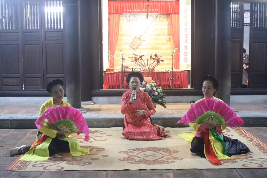 Le "ca trù" attire de plus en plus les jeunes. Dans les clubs de "ca trù", vieux artistes côtoyent de jeunes musiciens et jeunes chanteuses. Photo: Vietnam+