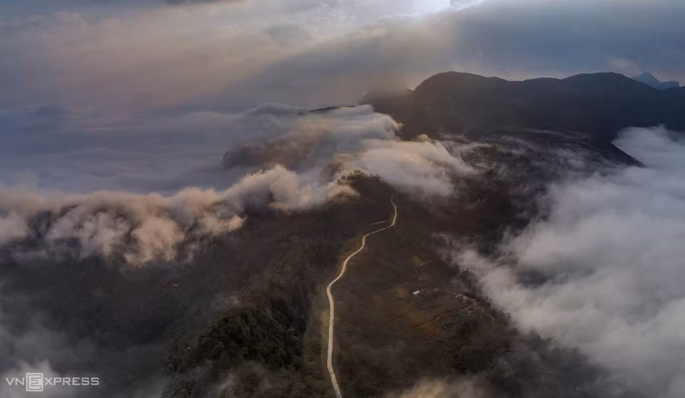 La route vers le village de Ngai Thau Thuong, l'un des plus hauts du Vietnam (plus de 2.100 m d’altitude), dans la commune de Ngai Thau, au sud de la commune d’Y Ty. La route est aussi belle qu’un rêve dans la brume.