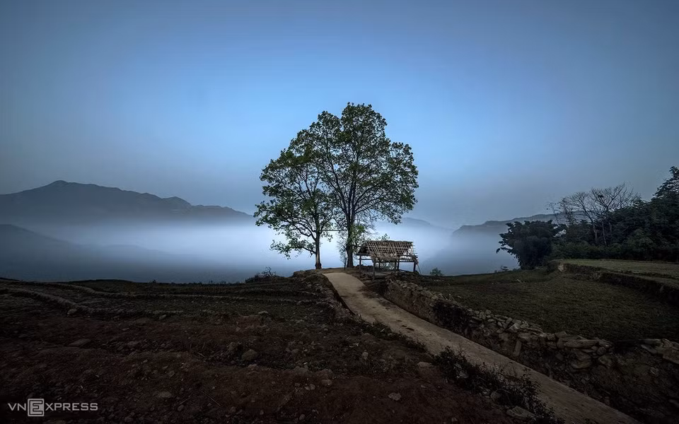 Les nuages dérivent dans le village de Choản Thèn au coucher du soleil. Sur la photo, un parc appelé Choản Thèn.
