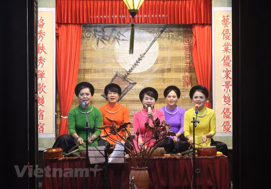 Le "ca trù" (chant des courtisanes) est une forme complexe de poésie chantée que l'on trouve dans le Nord du Vietnam et qui utilise des paroles écrites selon des formes poétiques vietnamiennes traditionnelles. Photo: Vietnam+