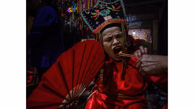 L'œuvre « La grande fête Lâu Then des Tày à Lang Son » de Phan Huy Thiêp.