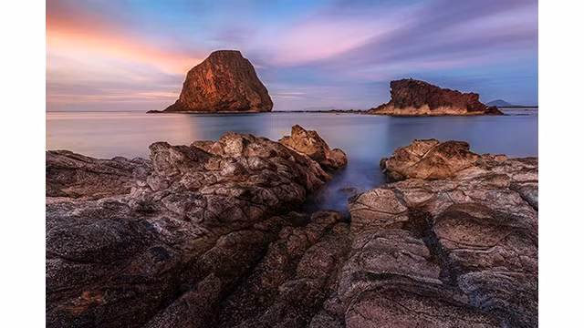L'œuvre « Des rochers grandioses au bord de la plage du Centre méridionale.