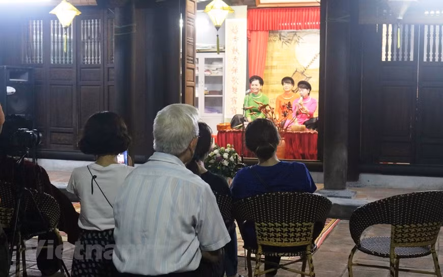 Ce sont eux qui décident l’avenir du "ca trù". Photo: Vietnam+
