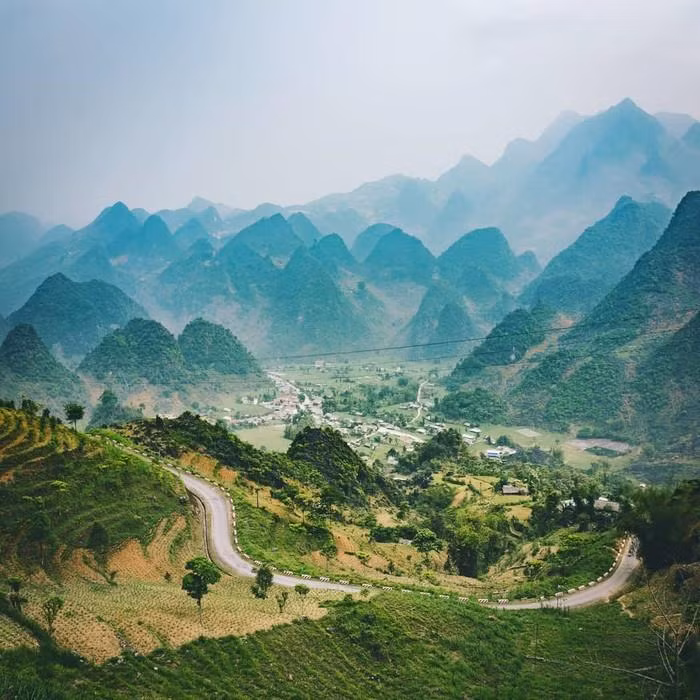 Une route longe les versants des montagnes.