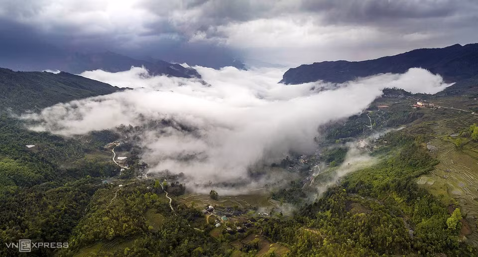 Nichée dans la majestueuse chaîne des Nhui Co San, la commune d’Y Tý se situe à plus de 2.000 m d'altitude, dans le district de Bat Xat, province de Lao Cai. C'est une attraction idéale pour la «chasse aux nuages».