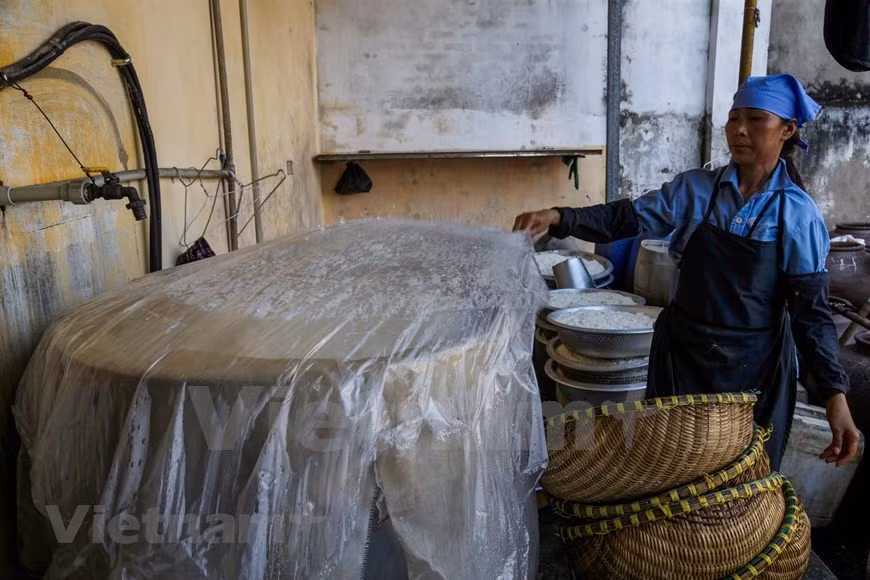 Les autres ingrédients sont riz gluant et sel. La fermentation nécessite une enzyme appelée koji (blé fermenté).