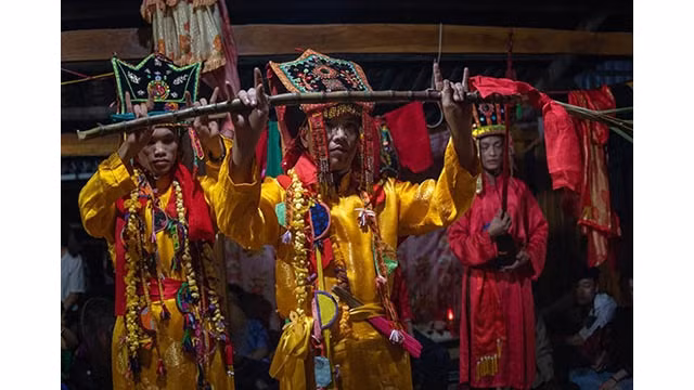 L'œuvre « La grande fête Lâu Then des Tày à Lang Son » de Phan Huy Thiêp. 