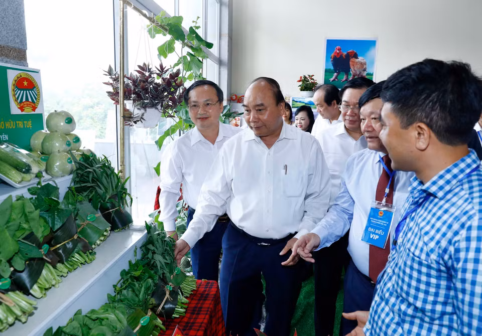 Le Premier ministre et les délégués visitent la zone d'exposition de produits typiques de la région du Nord.