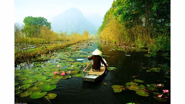 La rivière Yên est l’unique route fluviale pour se rendre à la pagode Huong (pagode des parfums), en banlieue de Hanoi.