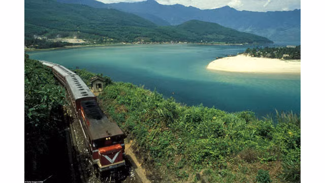 Un train roule le long de la côte.