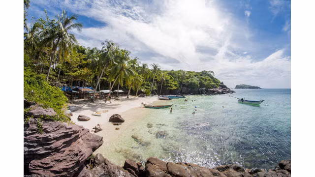 Une belle plage de l’île de Phu Quôc (au Sud). Plus de la moitié de la superficie de cette île est couverte de forêt.