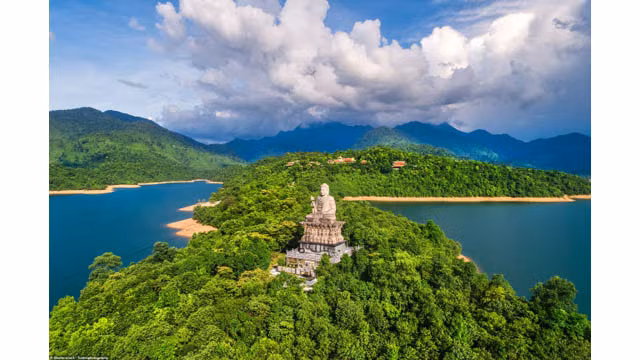 La pagode bouddhique Truc Lâm Bac Ma a été construite au milieu du lac Truôi près de la montagne Bac Ma en 2006.