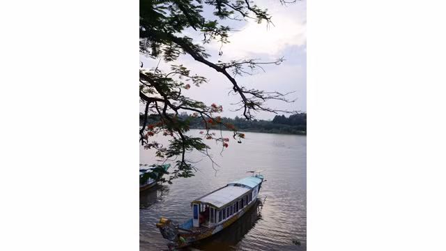 Situé sur la rive de la rivière Huong romantique, la pagode Thiên Mu, contribue à embellir le tableau naturel charmant et poétique de Huê.