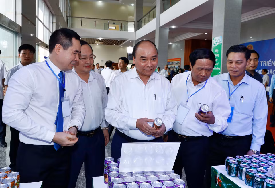 Le Premier ministre et les délégués visitent la zone d'exposition de produits typiques de la région du Nord.