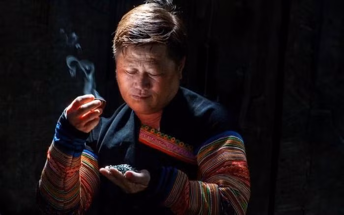 Vang A Khua, un jeune homme de l’ethnie minoritaire Mông du village de Moi, dans la commune de Suôi Giang, district de Van Chân, province septentrionale de Yên Bai, est issu d'une famille de six générations de producteurs de l'ancien thé Shan Tuyêt à l'aide de méthodes manuelles traditionnelles. Il a décidé de créer sa propre marque de thé Shan Tuyêt, avec des goûts uniques, contribuant ainsi à accroître les revenus de sa famille et à favoriser le développement du commerce et du tourisme local.