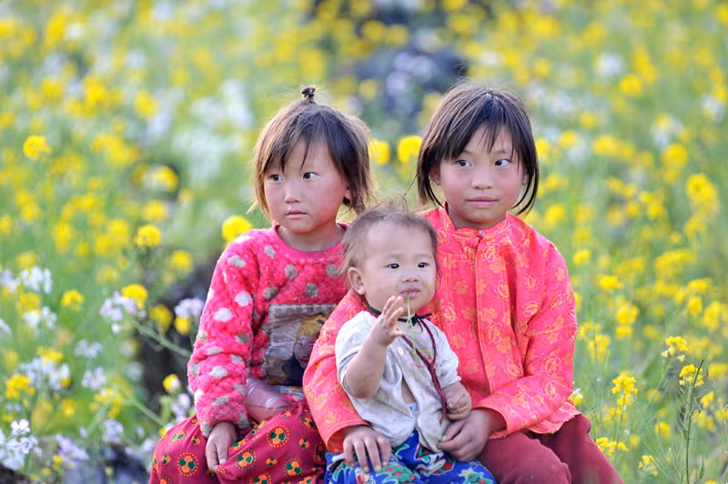 Lao Xa, un petit village de la commune de Sung La dans le district de Dông Van, est considéré comme l'un des plus beaux villages de la province de Hà Giang. En raison de l’éloignement de l’autoroute et de l’absence de tourisme, les enfants sont très innocents, voire timides avec des visiteurs étrangers.