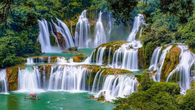 La cascade de Ban Giôc est située au Nord-Est de la province de Cao Bang, près de la frontière chinoise. Elle fait 30 mètres de haut et 300 mètres de large.