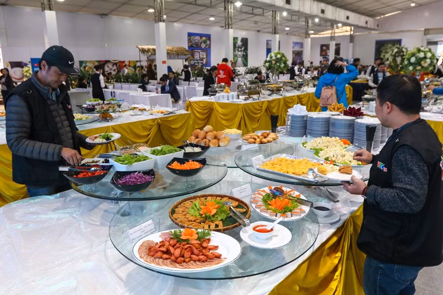 Durant cinq jours d'opérations au Centre de presse du Vietnam pour le 2e sommet États-Unis-RPDC, la salle à manger est toujours ouverte pour les journalistes vietnamiens et étrangers.