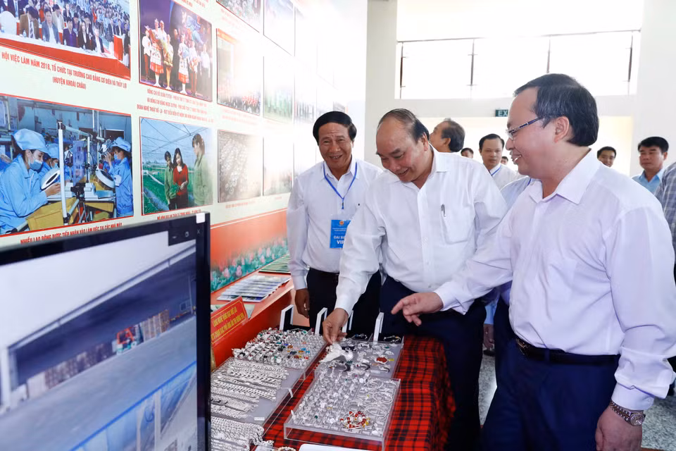 Le Premier ministre et les délégués visitent la zone d'exposition de produits typiques de la région du Nord.