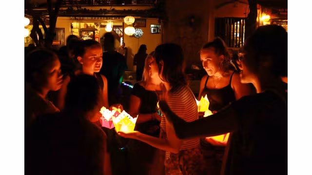 es autorités de la ville de Hôi An ont commencé de nombreuses activités originales à partir du 14e jour du 1er mois lunaire à l’occasion du Têt Nguyên Tiêu (15e jour du 1er mois lunaire). À cette occasion, le vieux quartier de Hôi An attire des visiteurs pour les rayons éclatants de lanternes.